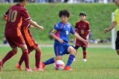 【決勝・音更ユニオンＳＣ―開西つつじが丘Ｊｒ．ＦＣ】ボールを競り合う音更の村田碧音主将（青色のユニホーム）