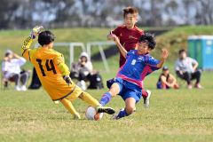 【決勝・音更ユニオンＳＣ―開西つつじが丘Ｊｒ．ＦＣ】シュートを狙う音更の今井碧音（青色のユニホーム）