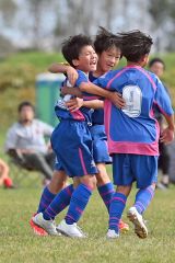 【決勝・音更ユニオンＳＣ―開西つつじが丘Ｊｒ．ＦＣ】第２ピリオド、２―０とするゴールを決めて喜ぶ音更の石川綾真（左）