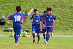 【決勝・音更ユニオンＳＣ―開西つつじが丘Ｊｒ．ＦＣ】先制点を決め、仲間から祝福される音更の村瀬凌大（中央）