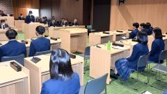 観光政策やジェンダー問題など幅広いテーマで行政を“追及”した高校生議会