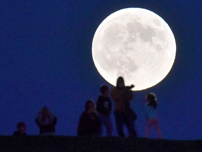 スーパームーン、空にくっきり　今年最も大きく見える満月