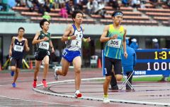 【Ｕ１６男子１０００メートル・予選２組】第１集団を追う澤山礼慈（足寄中３年、右から２人目ゼッケン２）＝金野和彦撮影