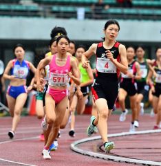 【Ｕ１６女子１０００メートル・予選３組】先頭を走る人見仁菜（足寄中２年、右手前ゼッケン４）。人見は組１位で予選を通過、決勝進出を決める