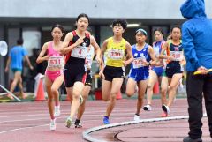 【Ｕ１６女子１０００メートル・予選３組】先頭を走る人見仁菜（足寄中２年、手前ゼッケン４）。人見は組１位で予選を通過、決勝進出を決める（金野和彦撮影）