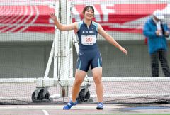 【Ｕ１８女子円盤投げ・決勝】投てき後に笑顔を見せる川村羽海（幕別清陵３年）＝金野和彦撮影