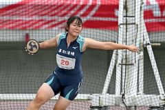 【Ｕ１８女子円盤投げ・決勝】最長４４ｍ９４を投げ、優勝した川村羽海のこん身の投てき（幕別清陵３年）＝金野和彦撮影