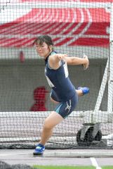 【Ｕ１８女子円盤投げ・決勝】最長４４メートル９４を投げ優勝した川村羽海のこん身の投てき（幕別清陵３年）