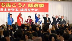 道１～３区の候補者とともに「勝つぞ」コールをする石破茂首相（右から３人目）