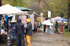 あいにくの雨の中、傘を差して会場内を回る来場者たち（１９日午前１１時半ごろ、助川かおる通信員撮影）