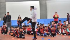 桐生選手のアドバイスに注目する小学生たち