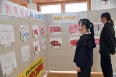 園児の力作が並ぶ防火絵画展