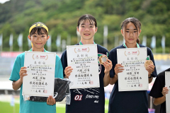 Ｕ１６女子１０００メートルで２位に入賞し、銀メダルと賞状を手に笑顔を見せる人見仁菜（中央、足寄中２年）