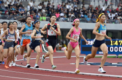 【Ｕ１６女子１０００メートル・決勝】先頭を走る石原万結（右手前、岡山市京山中３年）を追う人見仁菜（中央ゼッケン４、足寄中２年）