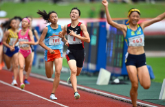 【Ｕ１６女子１０００メートル・決勝】２位競いで力走する人見仁菜（中央ゼッケン４、足寄中２年）