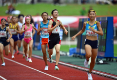 【Ｕ１６女子１０００メートル・決勝】先行する石原万結（右手前、岡山・京山中３年）を追う人見仁菜（中央ゼッケン４、足寄中２年）