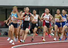 【Ｕ１６女子１０００メートル・決勝】最後の周回でライバルの石原万結（左手前、岡山・京山中３年）とトップを競う人見仁菜（手前ゼッケン４、足寄中２年）