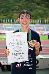 Ｕ１６女子１０００メートルで２位に入賞し、銀メダルと賞状を手に笑顔を見せる人見仁菜（足寄中２年）