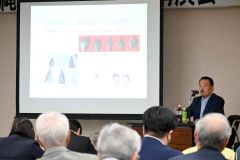 縄文文化について説明する山口会長（右）