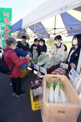 野菜の直売会に集まる来場者（２０日午前１０時ごろ、助川かおる通信員撮影）