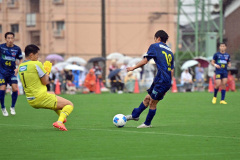 【１回戦・北海道十勝スカイアース―東京２３ＦＣ】前半、先制弾を蹴り込むスカイアースのＦＷ（１８）兼田寛也