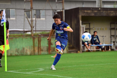 【１回戦・北海道十勝スカイアース―東京２３ＦＣ】後半、コーナーキックを放つスカイアースのＭＦ（１０）中村友哉主将