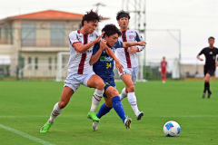 【１回戦・北海道十勝スカイアース―東京２３ＦＣ】後半、ボールを競るスカイアースのＦＷ横山智也（青色のユニホーム）