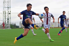 【１回戦・北海道十勝スカイアース―東京２３ＦＣ】後半、ボールを運ぶスカイアースのＤＦ渡辺滉大（手前の青色のユニホーム）