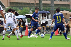 【１回戦・北海道十勝スカイアース―東京２３ＦＣ】後半、ボールを運ぶスカイアースのＤＦ高木俊輝（中央）