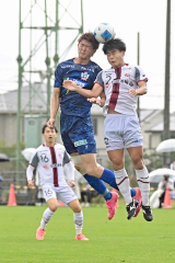 【１回戦・北海道十勝スカイアース―東京２３ＦＣ】後半、空中戦で競り合うスカイアースのＦＷ中山天彦（青色のユニホーム）