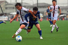 【１回戦・北海道十勝スカイアース―東京２３ＦＣ】前半、ボール競るスカイアースのＭＦ河合悠人（青色のユニホーム）