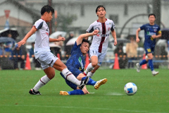 【１回戦・北海道十勝スカイアース―東京２３ＦＣ】前半、滑り込んで相手の球を奪うスカイアースのＦＷ澁谷雅也