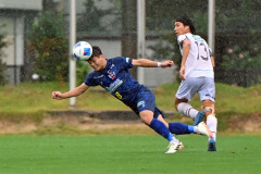 【１回戦・北海道十勝スカイアース―東京２３ＦＣ】前半、ボールを頭で受けるスカイアースのＤＦ（８）高木俊輝