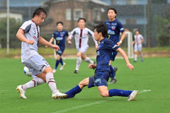 【１回戦・北海道十勝スカイアース―東京２３ＦＣ】前半、ボールを競るスカイアースのＦＷ兼田寛也（手前の青色ユニホーム）