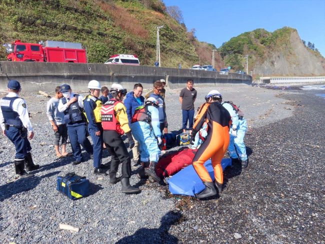 サーファーらが海難救助訓練　広尾