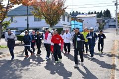 帯広楽走会が晩秋ラン、１５人紅葉見ながら走る