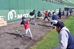 トスバッティングに挑戦する子どもたち