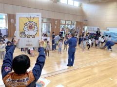 園児並んでバケツリレー　認定こども園ほんべつ幼年防火フェス 6