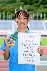 Ｕ１８女子１００メートルＡ決勝で準優勝しメダルを手に笑顔の山崎心愛（旭川志峯２年－音更共栄中出、中央）