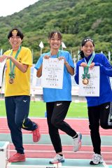 Ｕ１８女子１００メートルＡ決勝で準優勝をし、表彰台でポーズをとる山崎心愛（旭川志峯２年－音更共栄中出、中央）