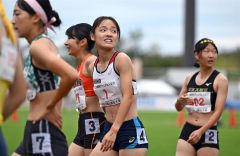 Ｕ１８女子１００メートルＡ決勝で２着となり、電光掲示板のタイムを見る山崎心愛（中央ゼッケン１、旭川志峯２年－音更共栄中出）