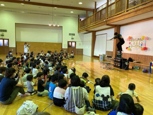 【写真】バルーンアートに子どもたち歓声　足寄町あしょろ子どもセンターで大道芸ショー