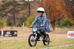 気分はライダー！　秋めく新嵐山スカイパークの特設コースをキッズ電動バイクで走り抜ける子ども