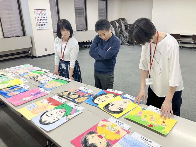 【写真】川西小５年加藤さんが大賞　家族の似顔絵コンクール　１１月２１～２６日に展示