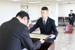 表彰状を受け取る藤原さん