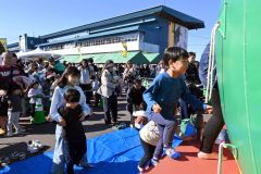 大勢が来場した帯広競馬場。会場にはふわふわドームも設置され、子どもたちの人気を集めた