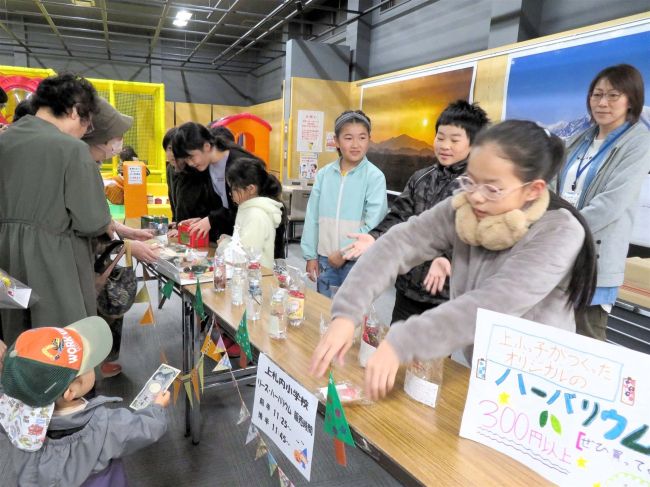 【写真】上札内小児童、手作り品を笑顔で販売　中札内道の駅