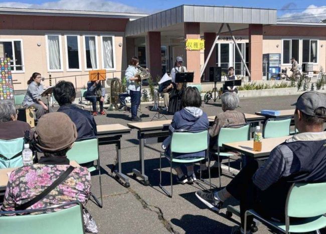 【写真】本別「清流の里」が収穫祭　カレーを振る舞う