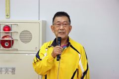 あいさつする福井会長