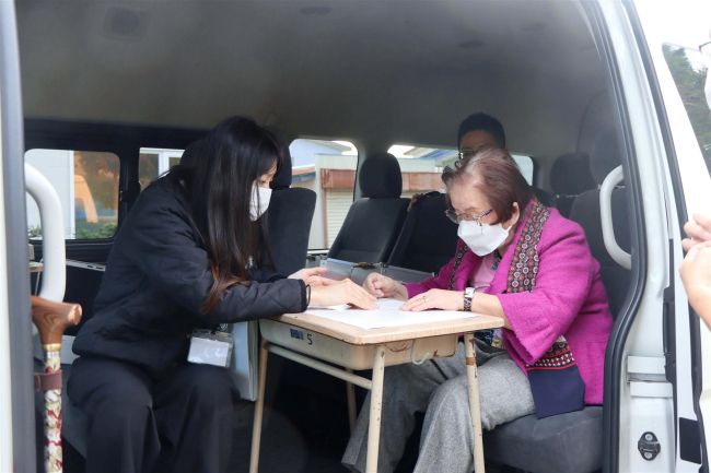 【写真】自宅前で一票投じる　士幌で移動期日前投票車